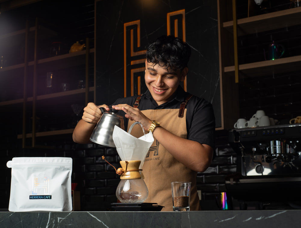 Barista de Herrera Café preparando café en un método Chemex.
